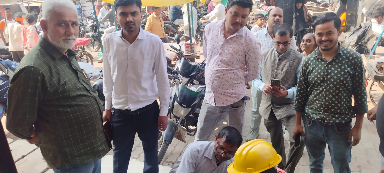 पुखरायां के मुख्य मार्ग पर अवैध अतिक्रमण पर पी.डब्ल्यू डी और राजस्व की संयुक्त टीम ने की नाप